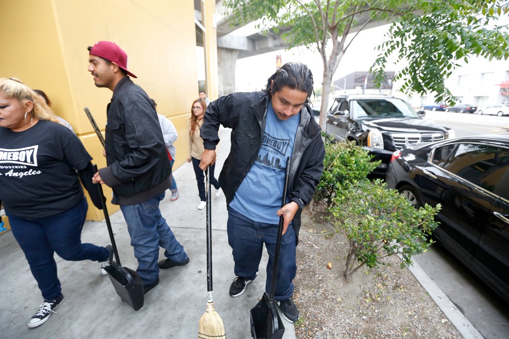 04/08/16/LOS ANGELES/Manuel Zarate joven que se beneficio de Prop. 47 y esta entrenando para ser bomber en Homeboy Industries. (Foto Aurelia Ventura/La Opinion)