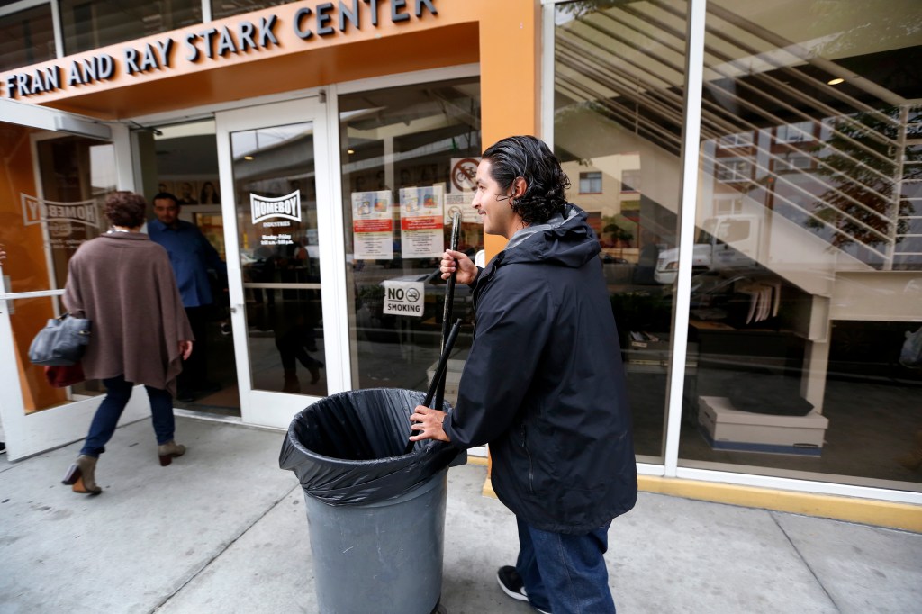 04/08/16/LOS ANGELES/Manuel Zarate joven que se beneficio de Prop. 47 y esta entrenando para ser bomber en Homeboy Industries. (Foto Aurelia Ventura/La Opinion)