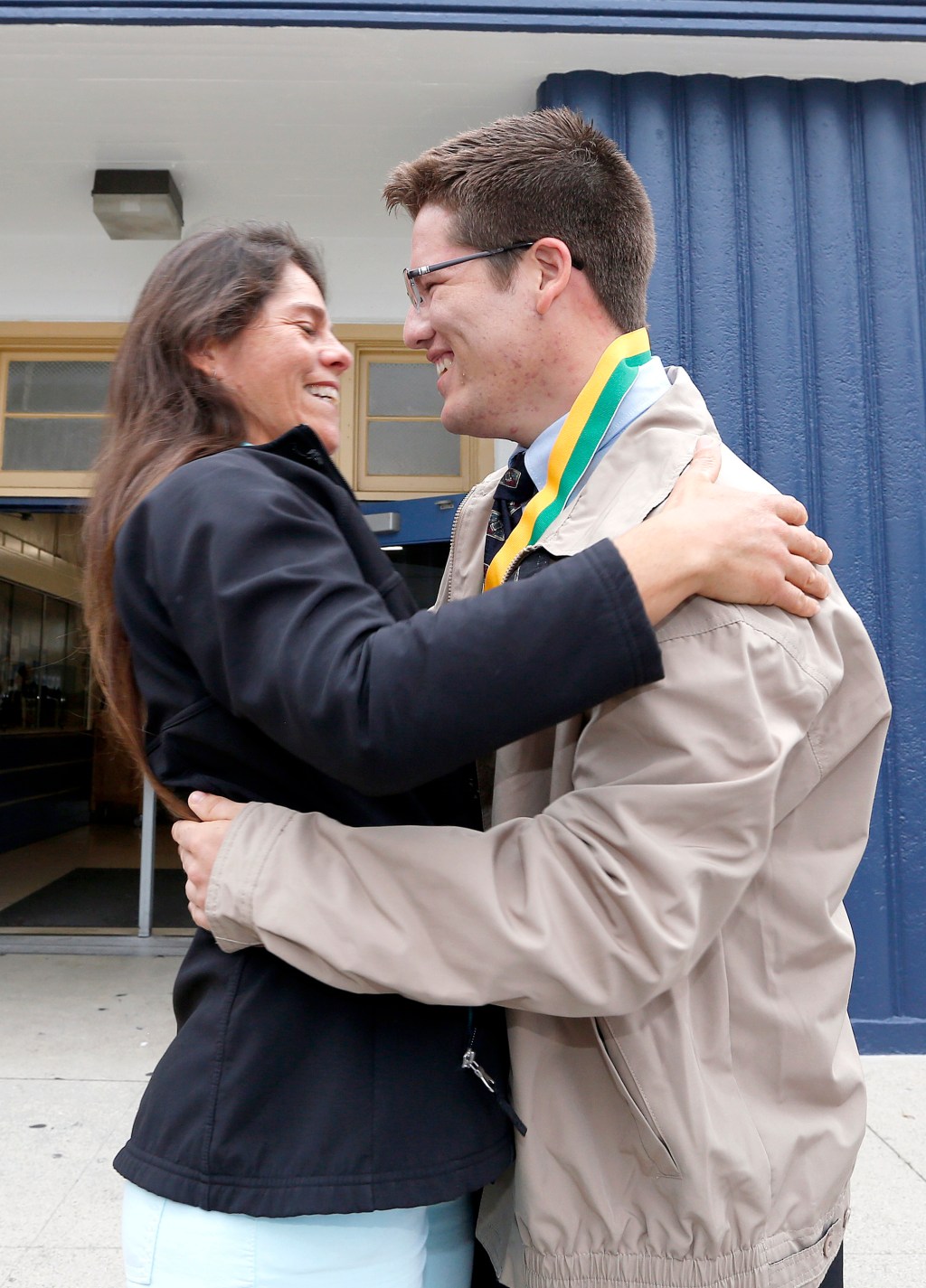 Patricia Acero abraza a su hijo en el evento sorpresa realizado en la secundaria Montebello. (Foto: Aurelia Ventura/La Opinion)