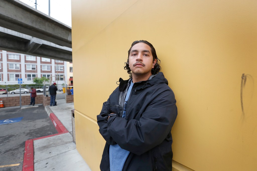 04/08/16/LOS ANGELES/Manuel Zarate joven que se beneficio de Prop. 47 y esta entrenando para ser bomber en Homeboy Industries. (Foto Aurelia Ventura/La Opinion)