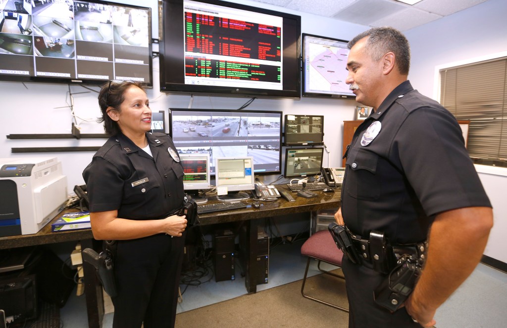 La capitana de LAPD en Foothill Division Elaine Morales conversa con un miembro de su equipo. ( Aurelia Ventura/ La Opinion)