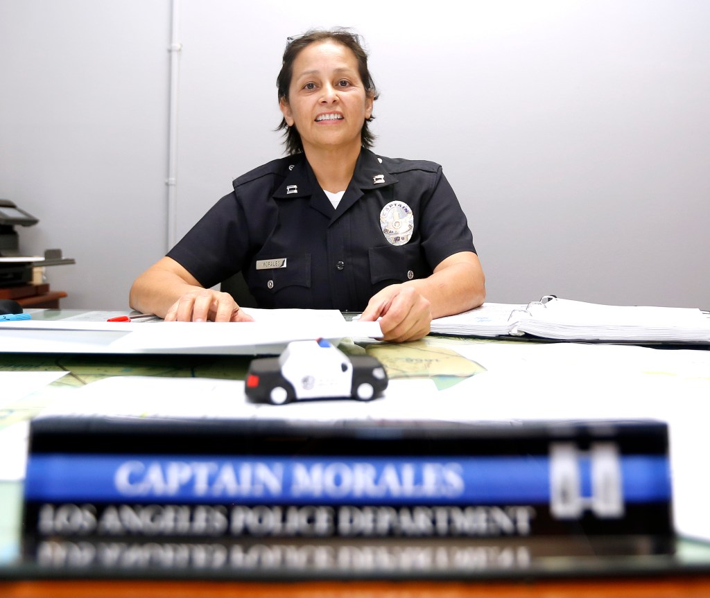 Capitana de LAPD en Foothill Division Elaine Morales (Photo Aurelia Ventura/ La Opinion)