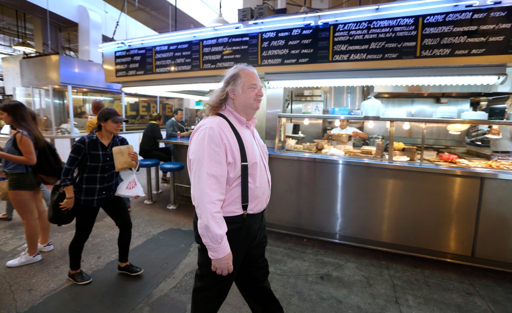 Jonathan Gold ha frecuentado el Grand Central Market desde que era niño y lo ha visto cambiar. Ahora recorre la ciudad en una vieja camioneta, buscando nuevos restaurantes. "Yo sé cuando algo es nuevo en un sitio", afirma.