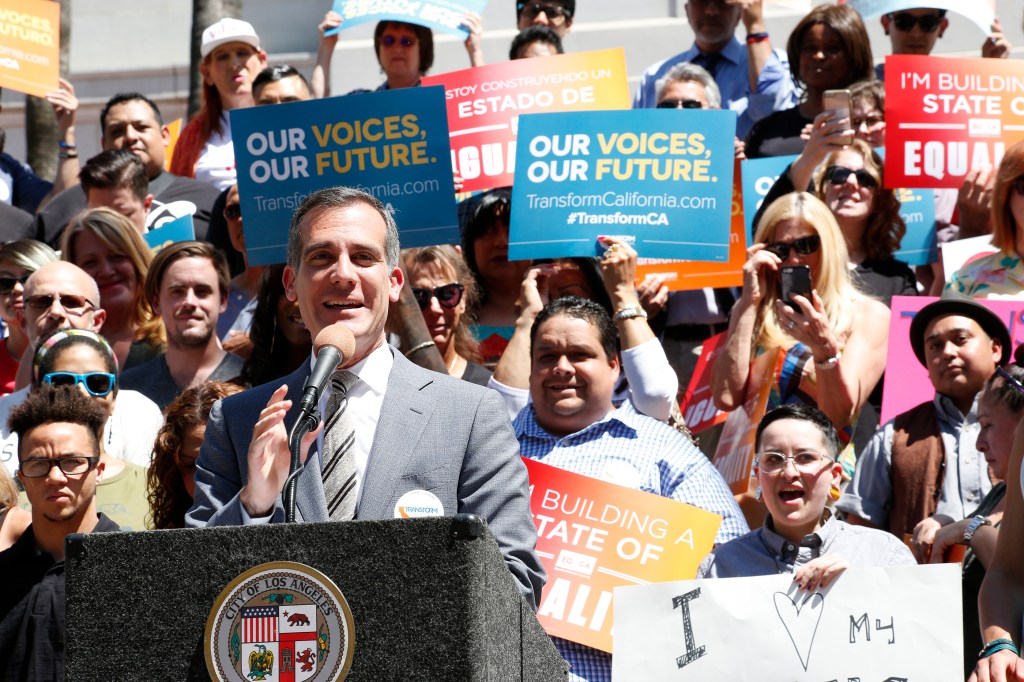 El alcalde Eric Garcetti durante el lanzamiento de una campaña de protección para las personas transgénero. (Foto: Aurelia Ventura/ La Opinion)