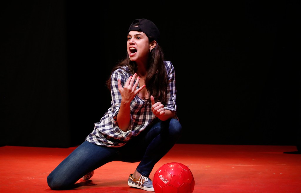 04/21/16/ LOS ANGELES/Actriz Isabel Treidl durante el ensayo de la obra "Historias de Futbol" en el teatro Frida Kahlo.  (Foto Aurelia Ventura/ La Opinion)