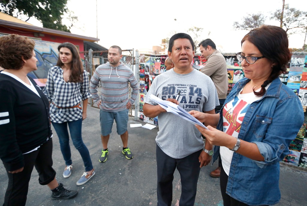 Jornalero y actor Gabriel Cruz durante el ensayo de la obra "Historias de Futbol" en el teatro Frida Kahlo.  (Foto Aurelia Ventura/ La Opinion)