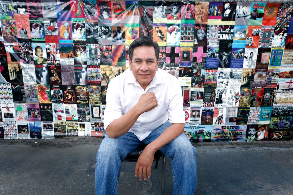 04/21/16/ LOS ANGELES/Activista Manuel Santiago, quien pasó de ser janitor a un actor que se abre camino en Hollywood. (Foto Aurelia Ventura/ La Opinion)