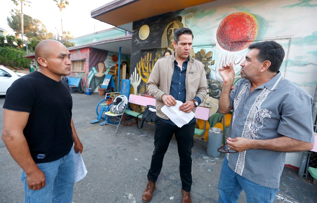 De izquierda a derecha: Actores Alex Corper, Mick Garcia con director Ruben Amavizca durante el ensayo de la obra "Historias de Futbol" en el teatro Frida Kahlo. (Foto Aurelia Ventura/ La Opinion)