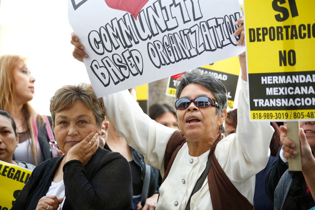 04/25/16 /LOS ANGELES /Several dozens supporters surround Gloria Saucedo (L), outside the Los Angeles Superior Court, after her first court hearing. Gloria Saucedo is facing misdemeanor charges for improperly presenting herself as an attorney, according to Los Angeles City Attorney Mike FeuerÕs office. (Photo Aurelia Ventura/La Opinion)