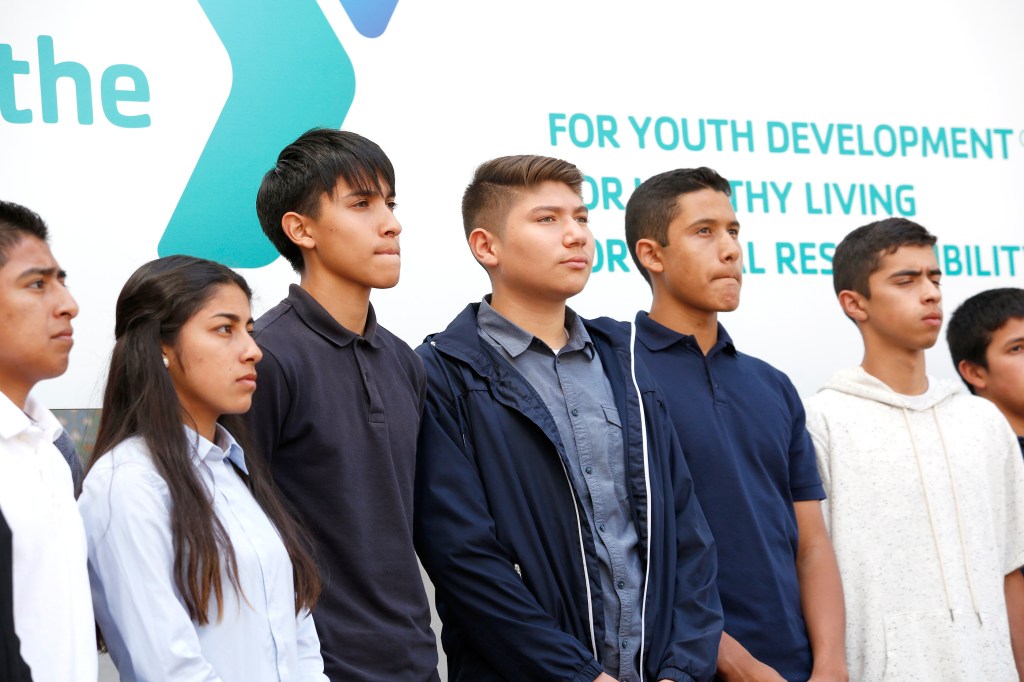 04/25/16/ LOS ANGELES/ LAUSD students during a press conference at city hall where Mayor Eric Garcetti announced ÒGet SummerÓ, an initiative in which all LAUSD teens, ages 12-17 years old, will have free access to all LA Y locations this June and July. (Photo Aurelia Ventura/ La Opinion)