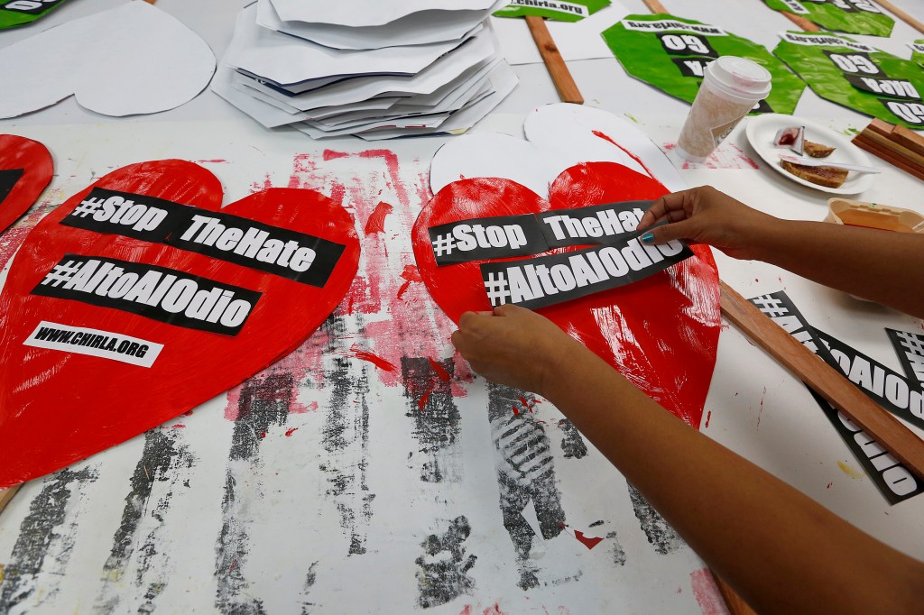 04/29/16 /LOS ANGELES /Immigrant families help paint and decorate hundreds of posters in preparation for the May Day celebration and rally onÊMay 1, 2016. (Photo Aurelia Ventura/La Opinion)