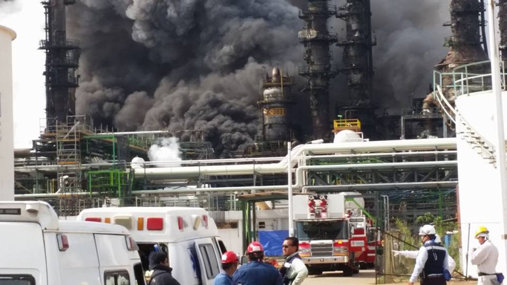 Cuerpos de emergencia trabajan en la extinción de un incendio tras una explosión en un complejo petroquímico de Pemex en el puerto de Coatzacoalcos, en el estado de Veracruz. Foto: EFE