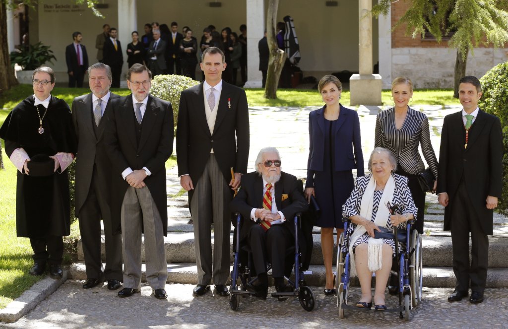 Los Reyes y demás asistentes a la entrega del Premio Cervantes al escritor mexicano Fernando del Paso, junto a su esposa, Maria del Socorro Gordillo, tras la solemne ceremonia celebrada hoy en el Paraninfo de la Universidad de Alcalá de Henares.
