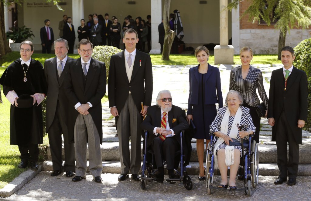 Los Reyes y demás asistentes a la entrega del Premio Cervantes al escritor mexicano Fernando del Paso, junto a su esposa, Maria del Socorro Gordillo, tras la solemne ceremonia celebrada hoy en el Paraninfo de la Universidad de Alcalá de Henares. 