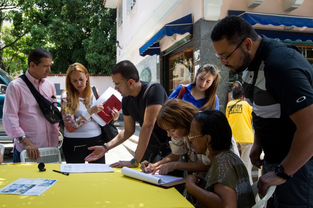 La oposición se adjudica una gran victoria en la recolección de firmas para revocar a Maduro. Foto: EFE