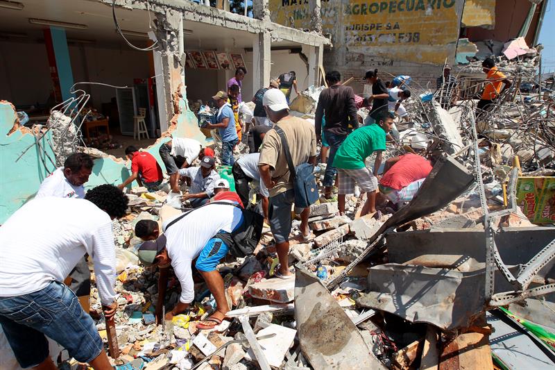 Siguen las tareas de rescate tras fuerte terremoto en Ecuador.