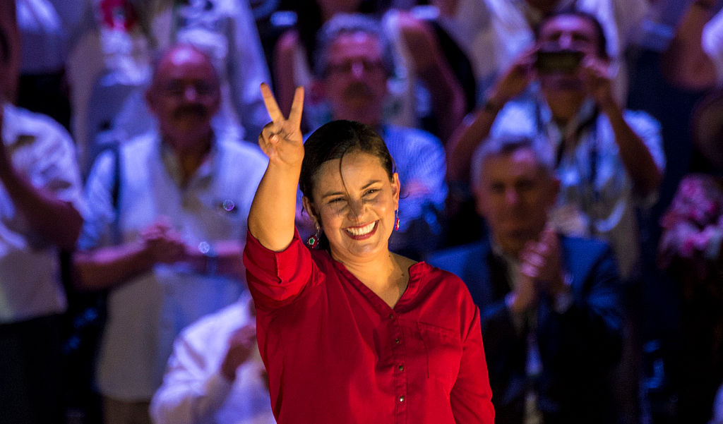 La candidata a la presidencia del Perú por el partido Frente Amplio, Verónika Mendoza hace el signo de la V durante un acto de campaña en Lima el 7 de abril de 2016.