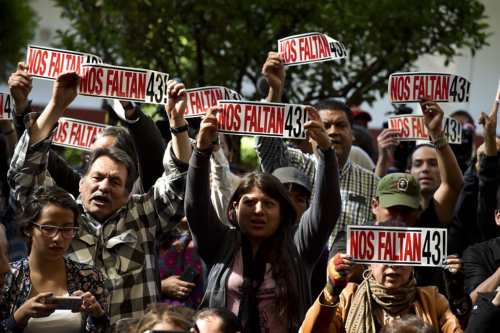 Familiares de los estudiantes desaparecidos no quieren que se marche el GIEI. Foto: Getty