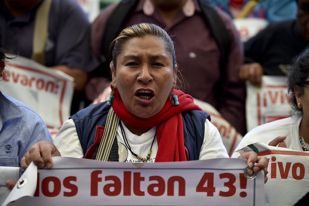 Familiares de los normalistas desaparecidos exigen que se los busque con vida. Foto: Getty