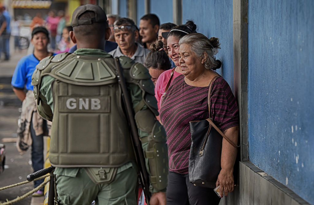Los venezolanos forman cola para conseguir alimentos en medio de la escasez por la crisis económica. Foto: Getty
