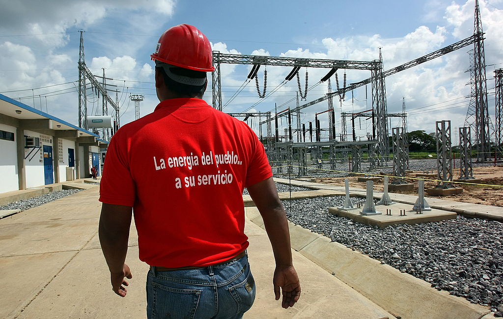 Un empleado en la planta electrica de San Fernando de Apuer, Venezuela. Foto: Getty 