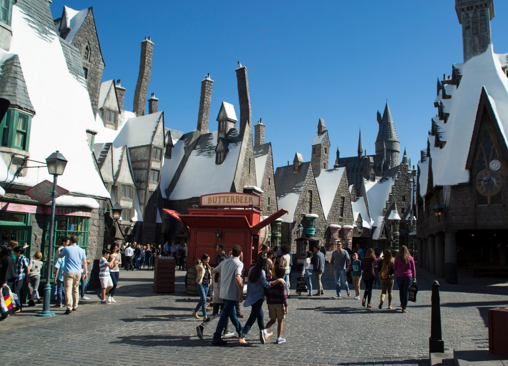 Hogsmead dispone de restaurante, bar y tiendas donde encontrar todo lo relacionado con la saga Harry Potter.