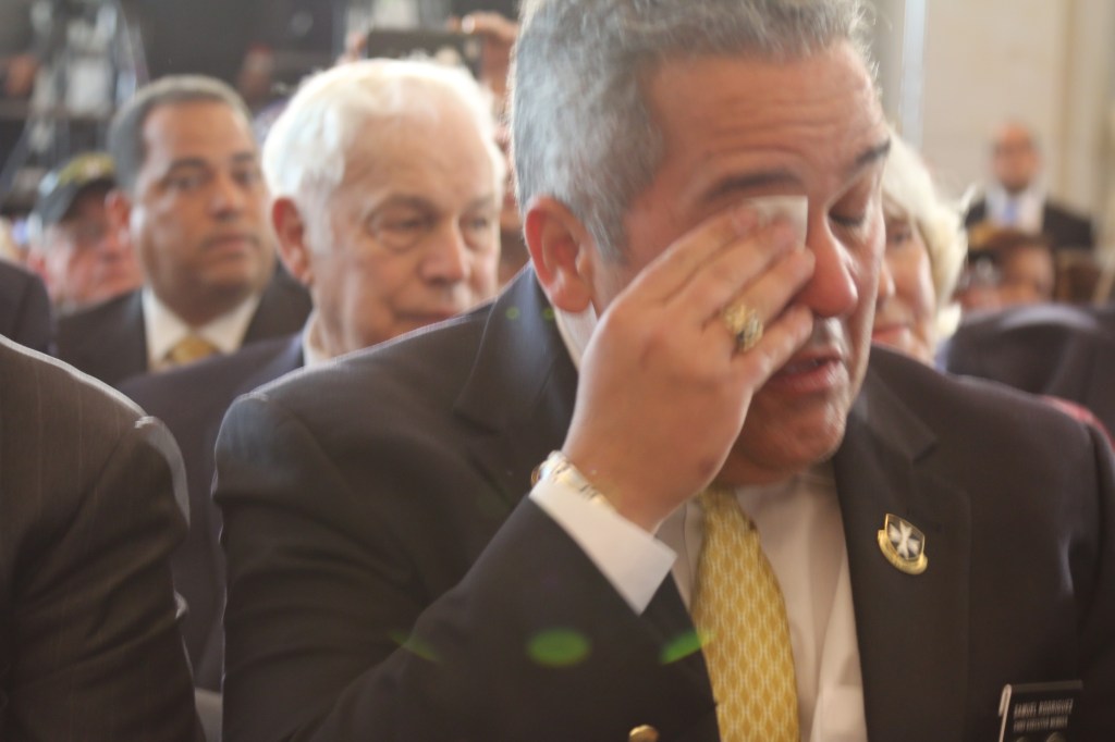 Samuel Rodríguez, dirigente del comité que organizó la entrega de la medalla, se emociona durante la ceremonia.