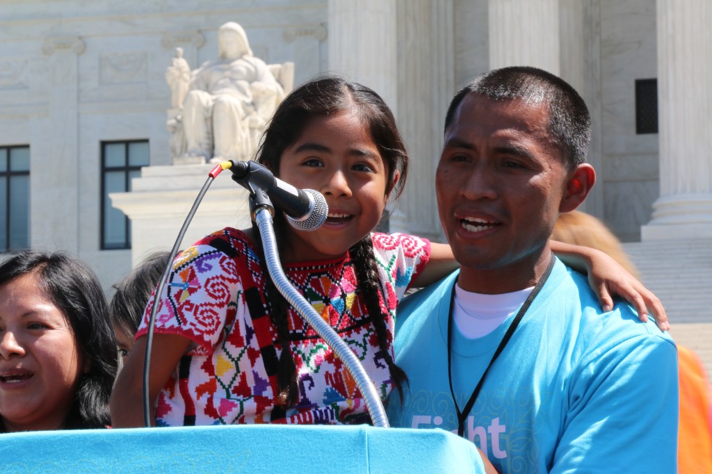 La niñita Sophie Cruz, nacida en Los Angeles de padres mexicanos indocumentados, pide apoyo del Tribunal Supremo porque los niños "tienen derecho a ser feliz". 