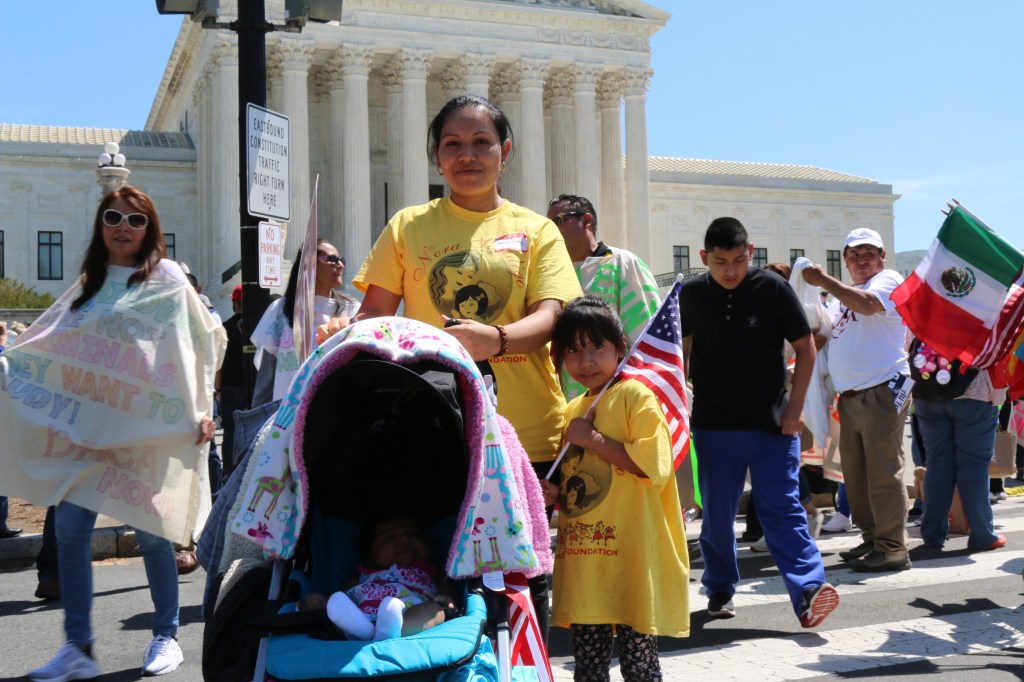 La mexicana Teresa López tiene cuatro hijas nacidas en EEUU y viajó desde Miami (Florida) para pedir protección de la deportación.