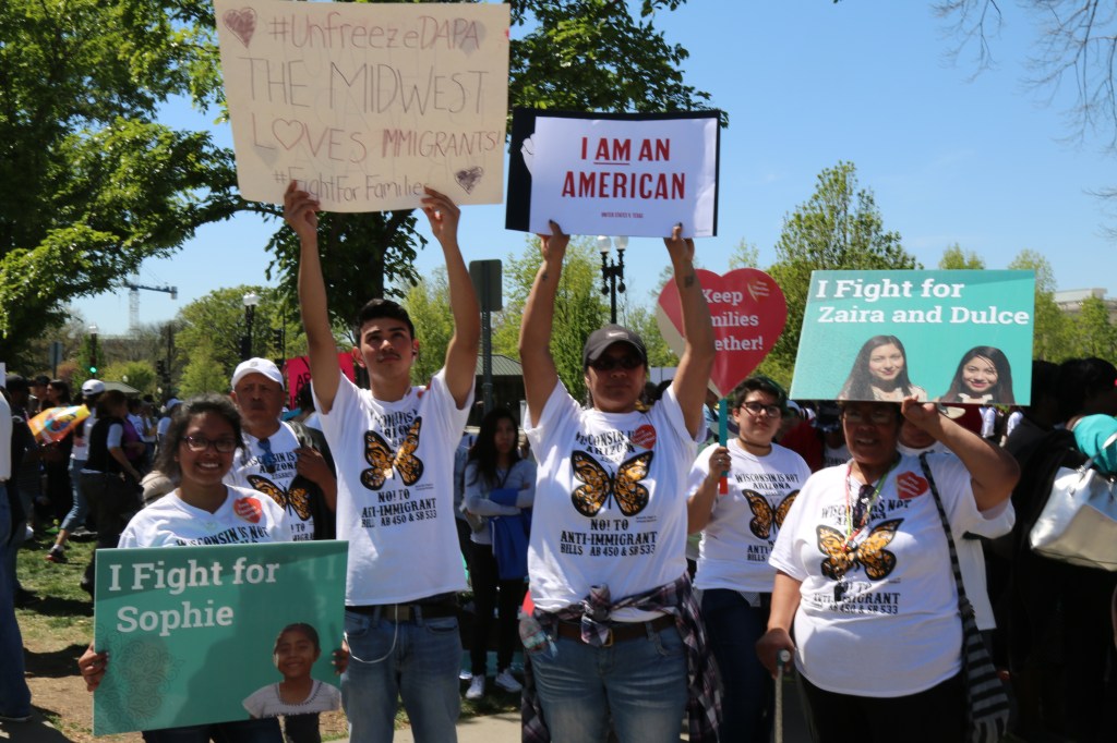 Activistas se manifiestan frente al Tribunal Supremo a favor de los alivios migratorios anunciados por el presidente Barack Obama en noviembre de 2014.