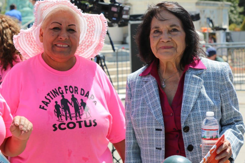 La líder sindicalista, Dolores Huerta (derecha), pide que los jueces emitan un fallo favorable a las familias en junio próximo.