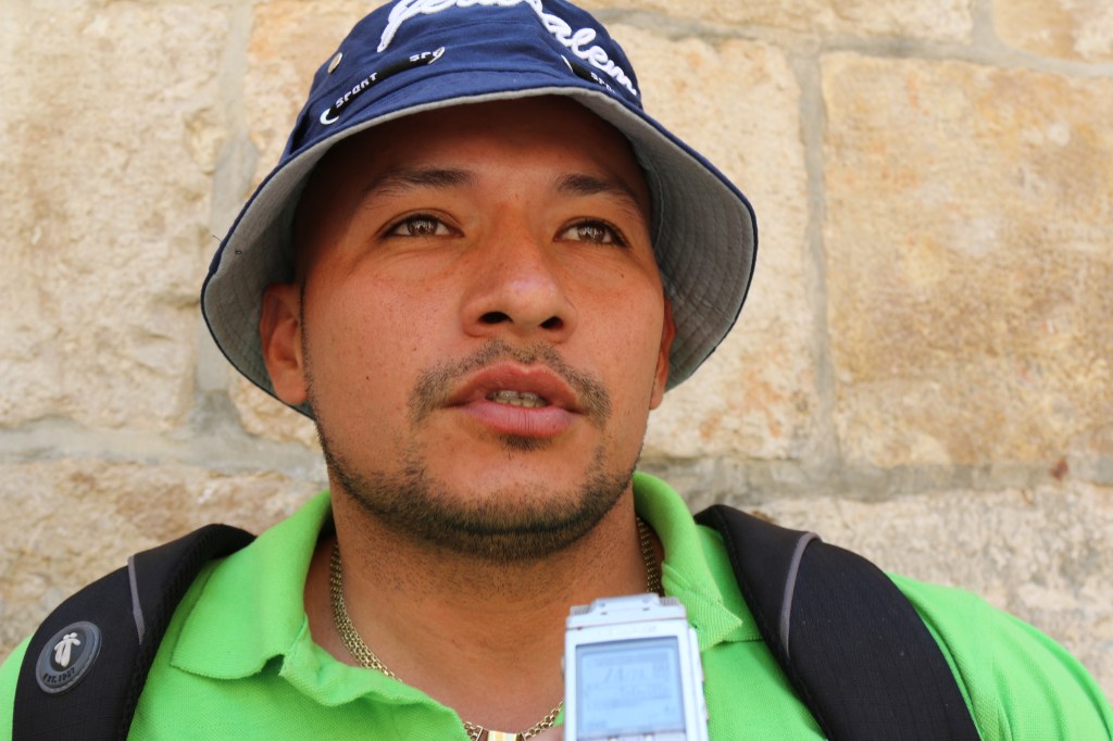 El soldado colombiano, John Fredy Hernández, dijo que sentirse afortunado de poder visitar el Santo Sepulcro en Jerusalén y "orar por la paz en Colombia".