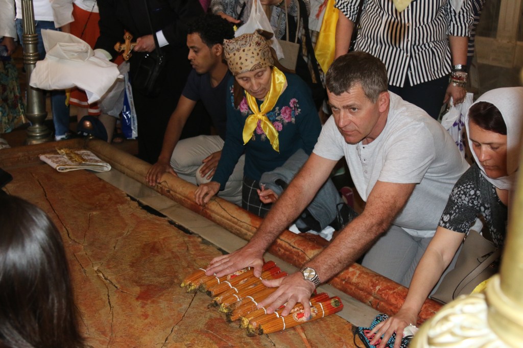 Soldados de Colombia hacen peregrinación al Santo Sepulcro para orar por la paz