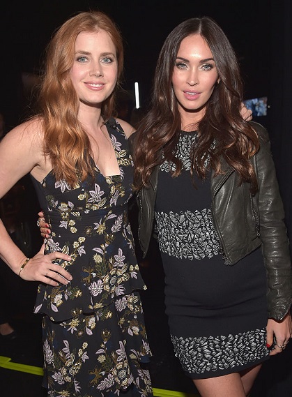 Así presumiendo su pancita con un ajustado vestido fue como apareció Megan Fox, con su colega Amy Adams, en un evento ayer en Las Vegas.