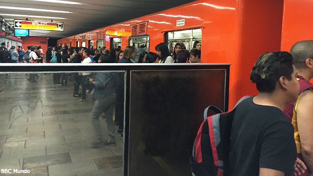 El metro de la capital cuenta con vagones exclusivos para mujeres.