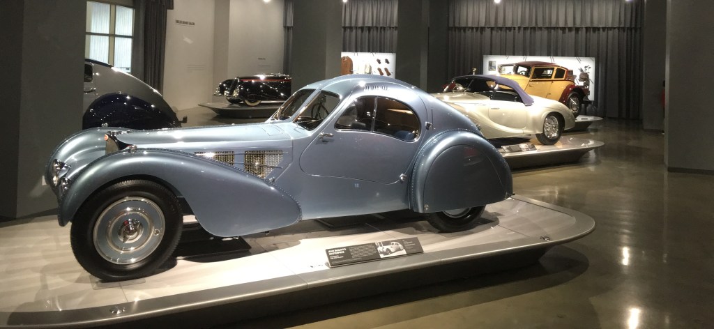 El Petersen Automotive Museum abre sus puertas los siete días de la semana.