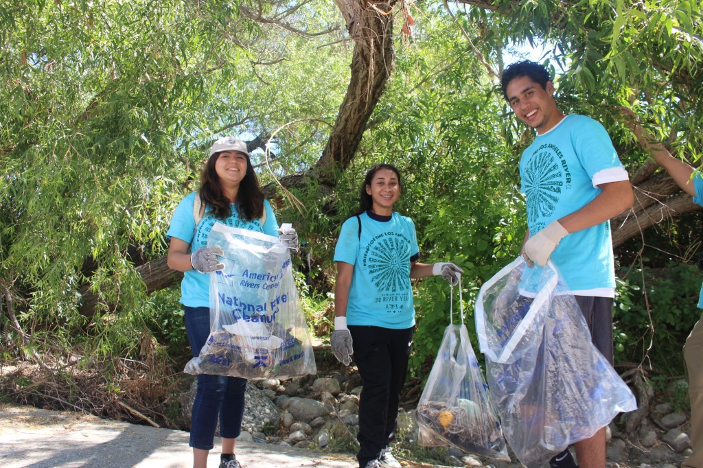 Vanessa Corona, Diana Reyes y Rogelio Ferrel mostraron su espíritu de compromiso con la naturaleza y el medio ambiente, ayudando a limpiar el rio de Los Ángeles./ Foto: Jorge Macías/Especial para La Opinión