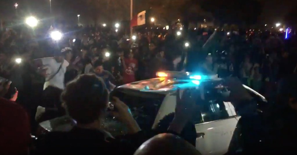 Manifestantes rodearon una patrulla y empezaron a romper las ventanas y saltar sobre el auto. /KTLA
