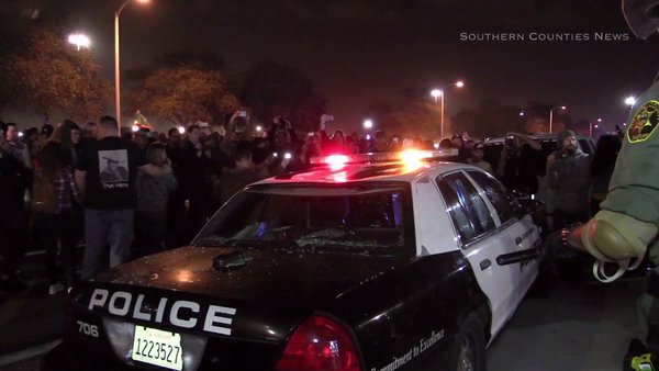 Imagen muestra los daños a una patrulla de la Policía de Costa Mesa. (Captura/KTLA)