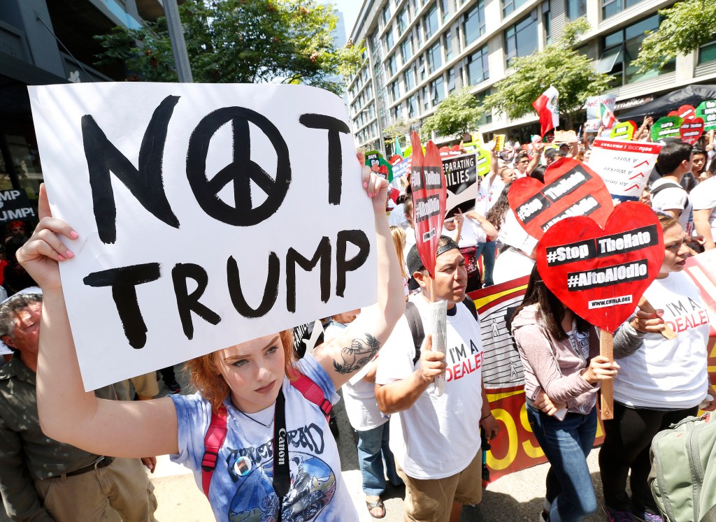 Las críticas hacia Donald Trump nominaron el mensaje de las manifestaciones que recorrieron el centro de Los Ángeles. /Foto: AURELIA VENTURA/ LA OPINION