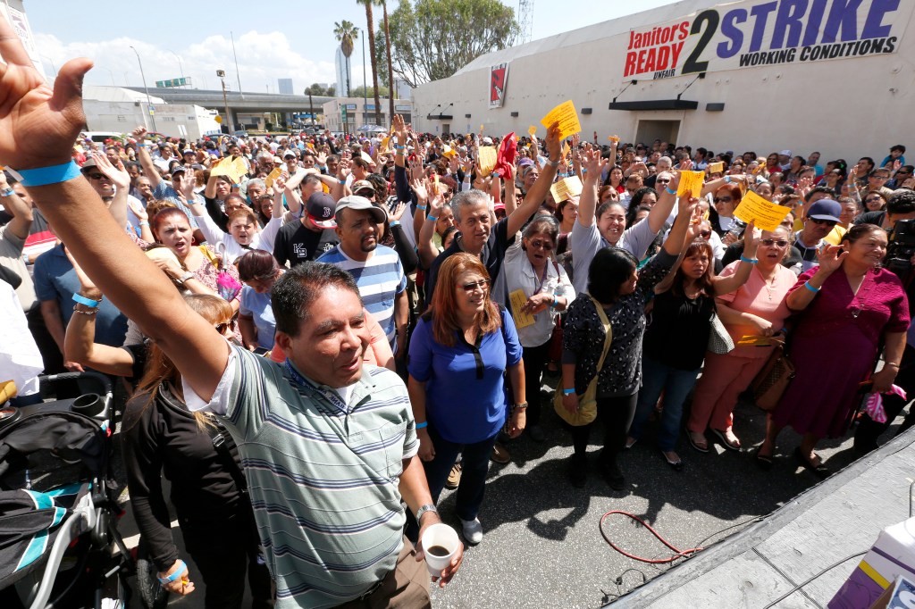 Empleados de limpieza celebran nuevo contrato que es considerado un 'modelo'para otros gremios. (Foto Aurelia Ventura/ La Opinion)