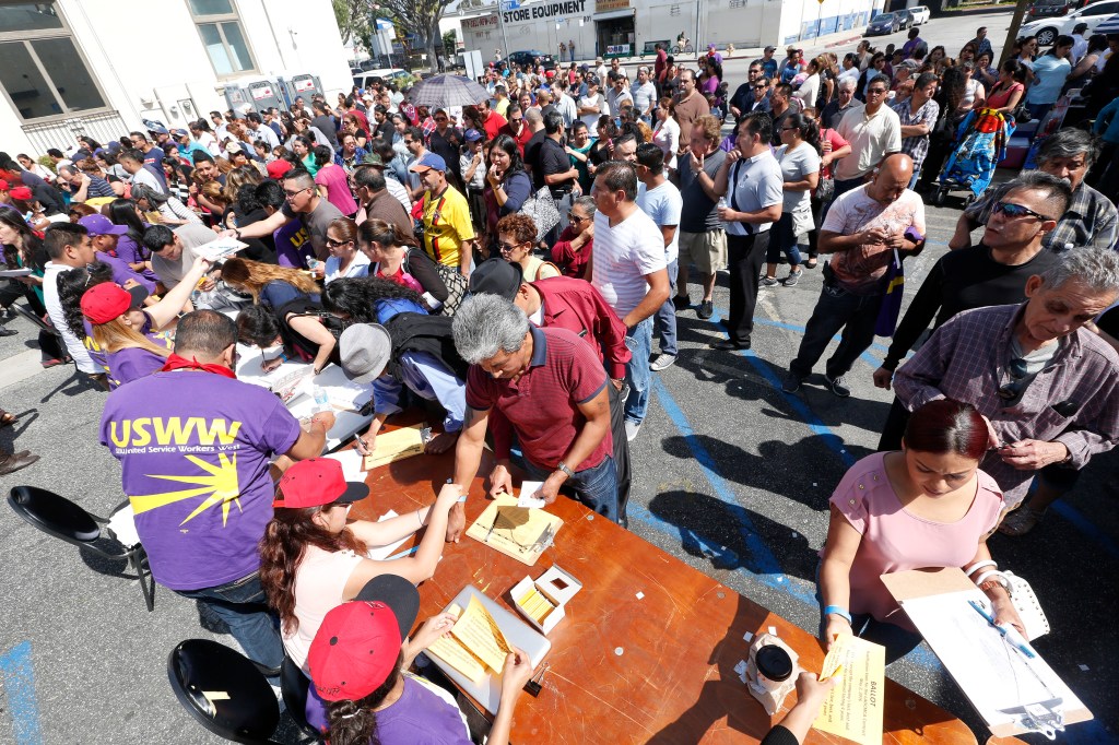 Cientos de empleados de limpieza, se reúnen en la oficinas de Los Ángeles SEIU USWW, para votar si aceptar o rechazar resultado de las negociaciones. (Foto Aurelia Ventura/ La Opinion)