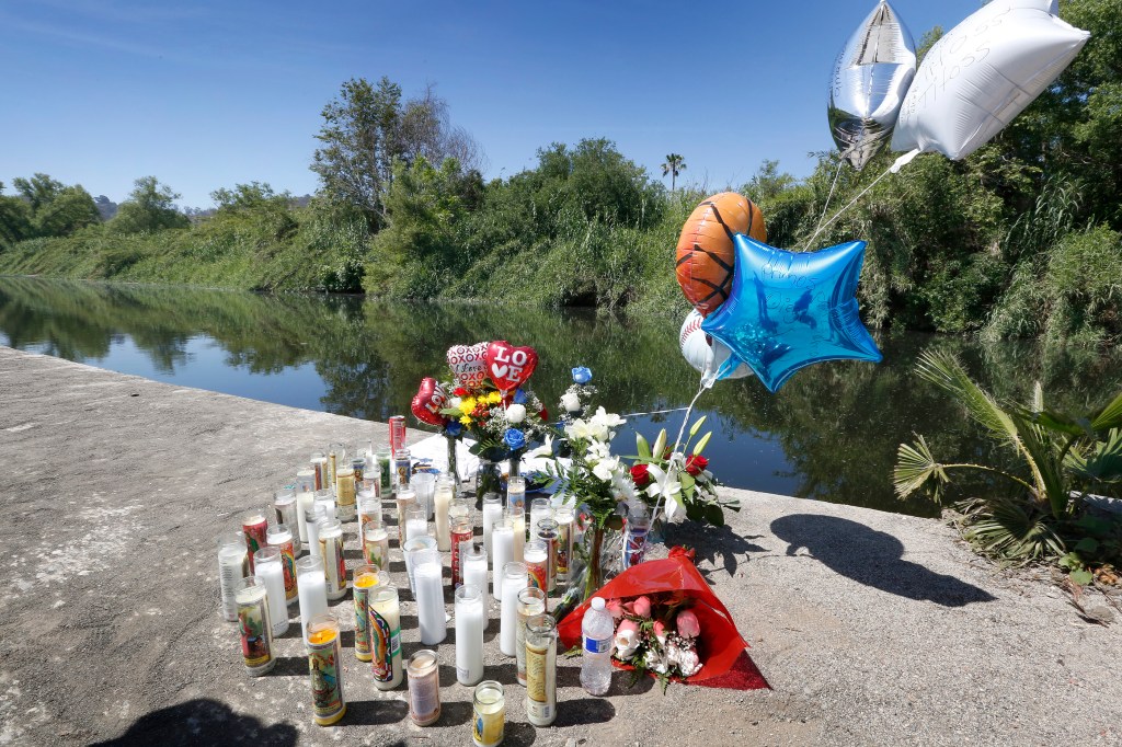 Así luce el altar que ahora yace donde los cuerpo de los dos jóvenes fueron encontrados, a un lado del Río Los Ángeles.