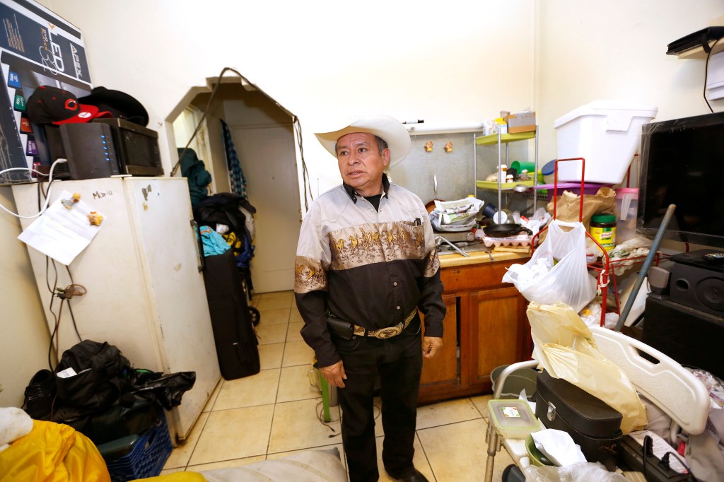 Juan Francisco Jacintos se queja por cobros injustos, plagas, goteras y otras desatenciones de los dueños de micro-apartamentos en Pico-Union. (Foto Aurelia Ventura/ La Opinion)