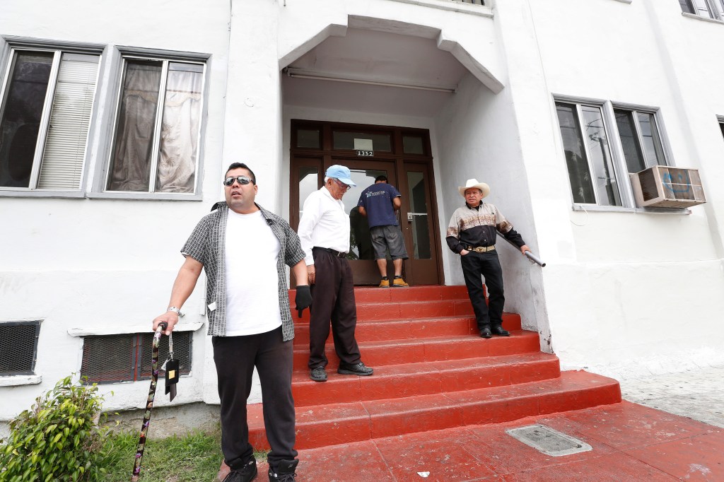 05/05/16/ LOS ANGELES/Inquilino José Hernández se queja por cobros injustos, plagas, goteras y otras desatenciones de los dueños de micro-apartamentos en Pico-Union. (Foto Aurelia Ventura/ La Opinion)