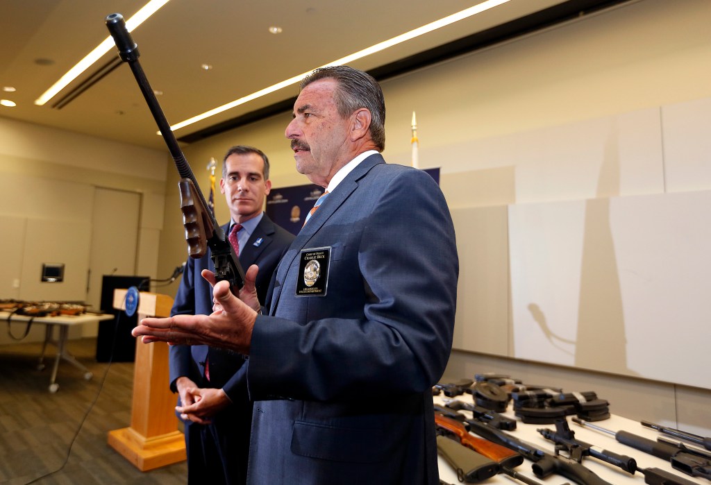 Charlie Beck, jefe del LAPD, muestra un rifle prohibido que fue entregado. (Aurelia Ventura/La Opinion)