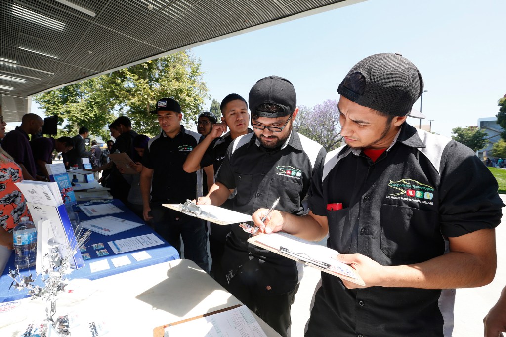 Rodrigo Estrada, de 23 años, estudiante de Los Angeles Trade-Tech College, toma tiempo para registrarse como votante. (Aurelia Ventura/ La Opinion)