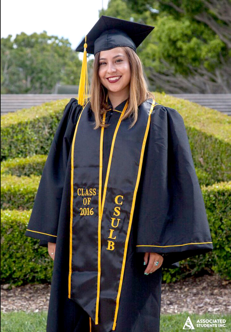 Miriam Hernández también recibirá hoy su diploma de Cal State Long Beach. /AURELIA VENTURA