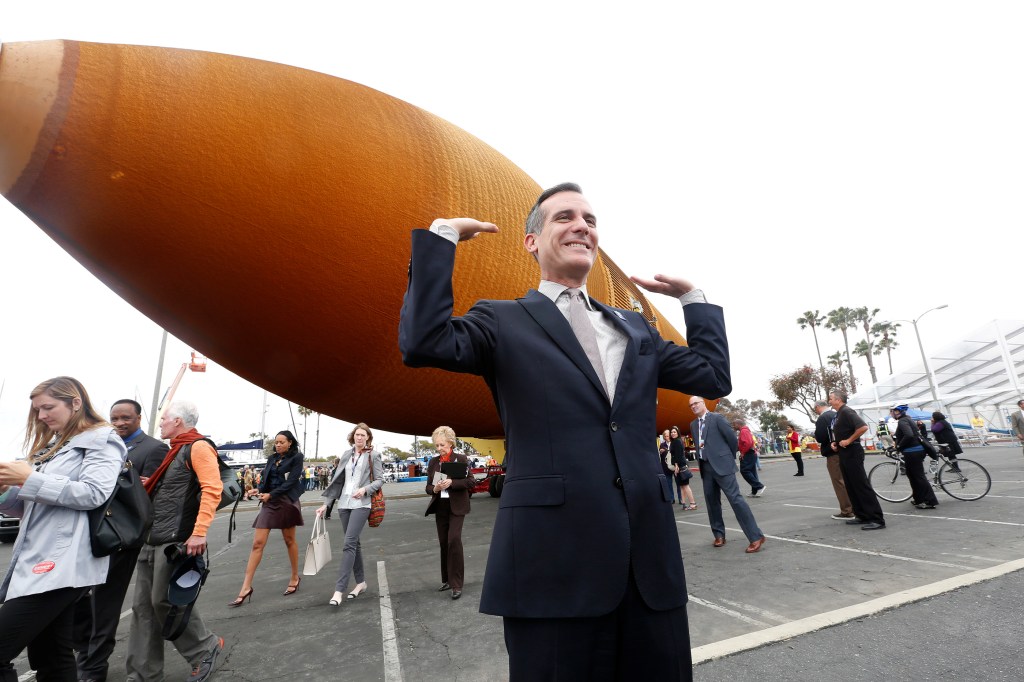 El alcalde de Los Ángeles Eric Garcetti posa junto al tanque de combustible.(Aurelia Ventura/ La Opinion)