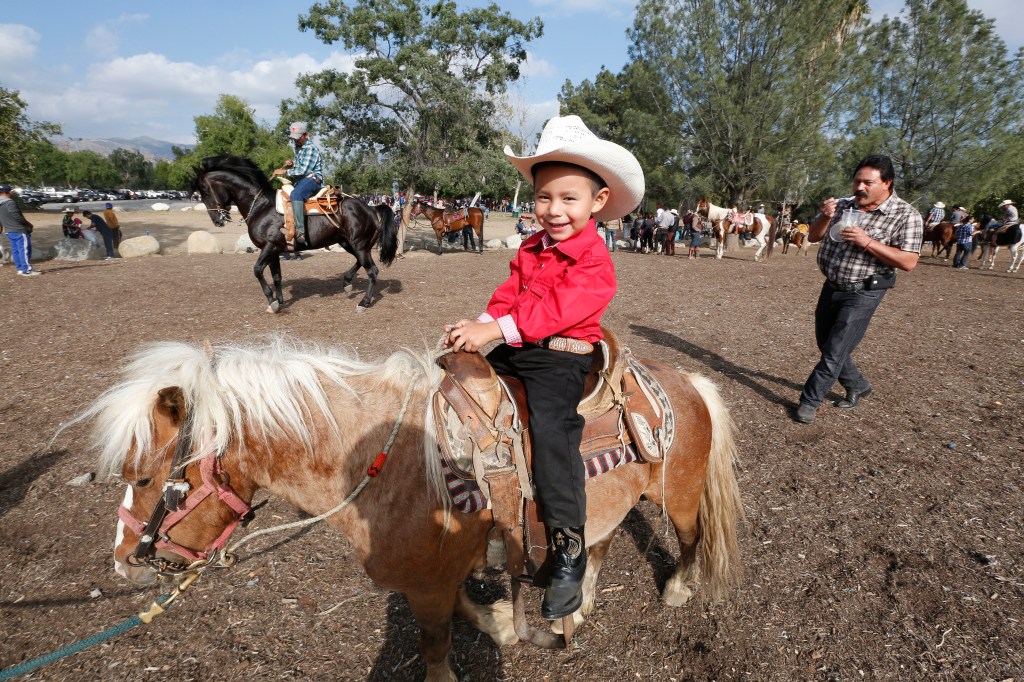 05/15/16/SYLMAR/Hundreds of Latino families gather at the Hansen Dam in Sylmar every weekend to enjoy horseback riding, music and other festivities. (Photo Aurelia Ventura/ La Opinion)